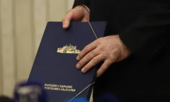 Като на рожден ден Корнелия Нинова занесе бонбони на Румен