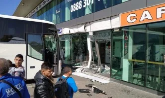 Автобус се вряза в автогара Сердика в София