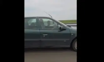 Шофьор сложил в скута си дете кара по магистрала Тракия