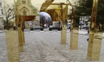Изчезна почетният червен килим под златната арка пред храм-паметника в София