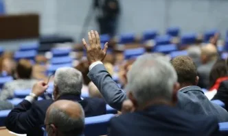 На първо четене: Парламентът единодушно прие Закон за българския жестов език