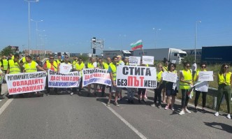 С викове Оставка протестиращи превозвачи посрещнаха Събев на границата с Турция (СНИМКИ)
