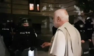 Син на комунист стои с фас в ръка и говори назидателно на български полицаи…