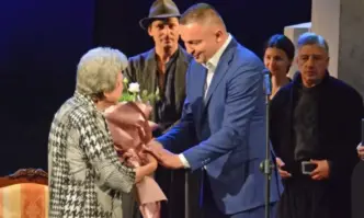 Иван Портних връчи почетен знак на актрисата Грациела Бъчварова