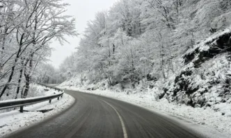Проходът Шипка  е почистен и опесъчен пътува се нормално Това