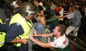 На протеста снощи: Сблъсъци с полицията, пострадали униформени