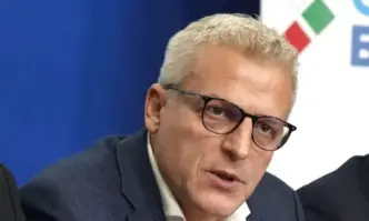 През последните две години на управление маските в политиката паднаха