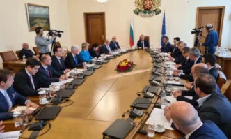 В началото на отчета на служебния кабинет премиерът Гълъб Донев