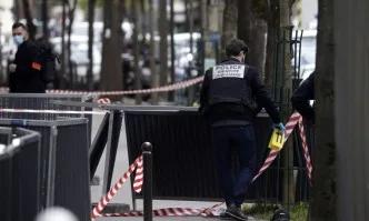Наръгана с нож във Франция полицайка почина, подозират терористичен акт