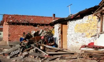 Напрежение във Войводиново – природозащитници се опитаха да върнат ромите в къщите им