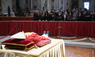 Започна поклонението пред папа Бенедикт XVI