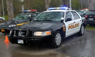 Кола влетя в полицейското управление на градче в щата Ню