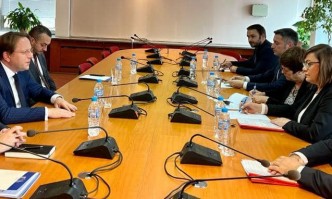 Председателят на БСП Корнелия Нинова зам председателят на парламента Кристиан Вигенин