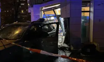 Кола се вряза в магазин в София. Мъж е в кома. Има още двама пострадали - (ВИДЕО/ОБНОВЯВА СЕ)
