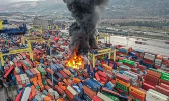 Огромният пожар избухнал след земетресението се разпространява в пристанището Искендерун