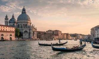 Венеция: Глоба от 500 евро за проститутките, гонят пияните и разголените