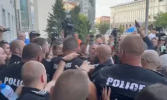 Депутати от ПП и активисти на БОЕЦ нападнаха полицаи на протест пред КПКОНПИ