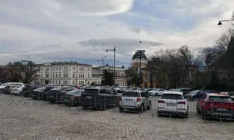 Напълно подкрепям предложението паркингът до катедралния храм Св Александър Невски