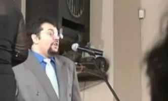 Депутатът от ДБ Манол Пейков който се обявява за заклет