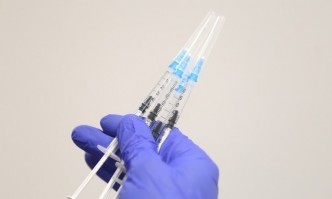 Съществуващите ваксини могат да предпазят заразените с Омикрон от тежките