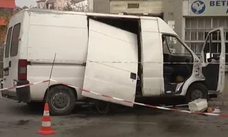 Бус с нафта се заби до полицията в Горна Оряховица
