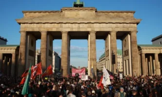 Хиляди протестираха в Берлин срещу Алтернатива за Германия след победата ѝ в Саксония-Анхалт