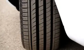 Рецидив: Неизвестни дупчат гуми на коли в центъра на София