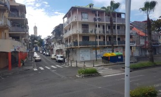 Френските власти изпращат полицейски специални части на карибския остров Гваделупе