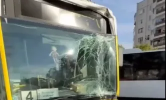 Два автобуса на градския транспорт се удариха челно в Пловдив. Има пострадали - (ВИДЕО)