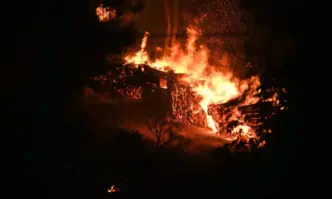 В Северна Гърция огънят се движи към българската граница заяви