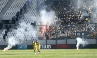 Прекратиха дербито Локомотив – Ботев след инцидент с вратаря Даниел Наумов