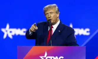 Мъж от Невада с пушка зареден пистолет боеприпаси и няколко