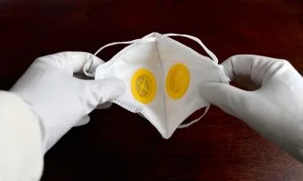 Ралф Лорен започва производство на защитни костюми и маски