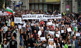 Първо задължаваш един сектор да се ваксинира а после го