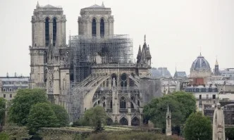 Във Франция приеха закон за възстановяването на Нотр Дам