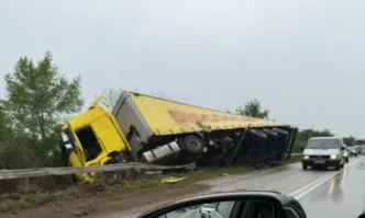 ТИР се обърна на отсечката където загина 12 годишната Сиянав опасния