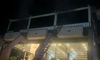 Хотел с футболни таланти горя в Сандански (СНИМКИ)