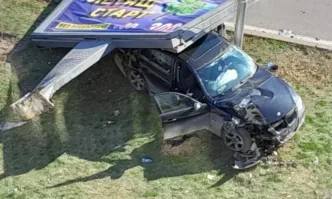 18 годишен шофьор блъсна автомобила си в билборд във Варна като