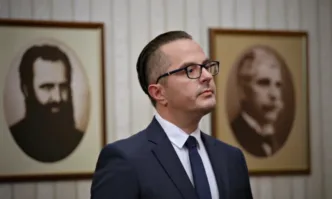 Цончо Ганев обяви във Фейсбук че е свалил знамето на