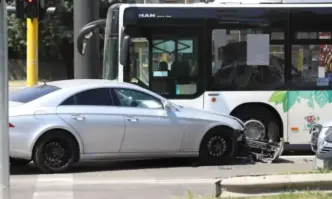 Верижна катастрофа с автобус в София, има ранен (СНИМКИ)