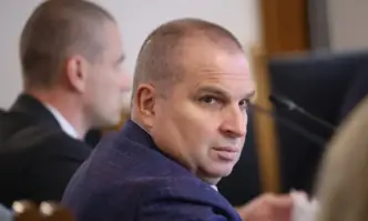 Кои са служителите в тези контролни звена Ще ги даде