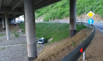 Току-що купена кола катастрофира на АМ Струма край Благоевград и падна в кратер