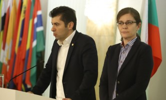 Два автобуса са готови да поглезят от посолството ни в