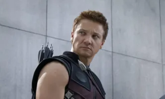 Актьорът е ринал сняг пред дома си в Невада за