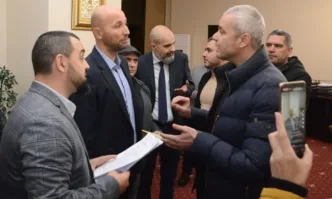 Депутатът Коста Стоянов конфронтира физически зам кмета Павел Попов заявиха от