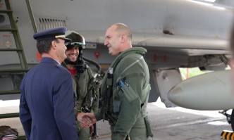 Виктор Иванов журналист от 24 часа ФейсбукРумен Радев се вози