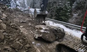 Обилните валежи причиниха няколко свлачища които затрудняват движението в различни части