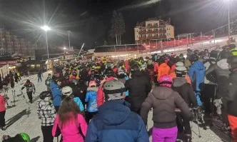 Протестър на масово нощно каране в Боровец