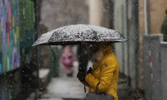 Жълт код за валежи от дъжд и сняг в 13 области