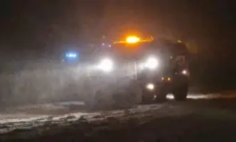 65 машини почистват пътните настилки в районите с натрупана снежна